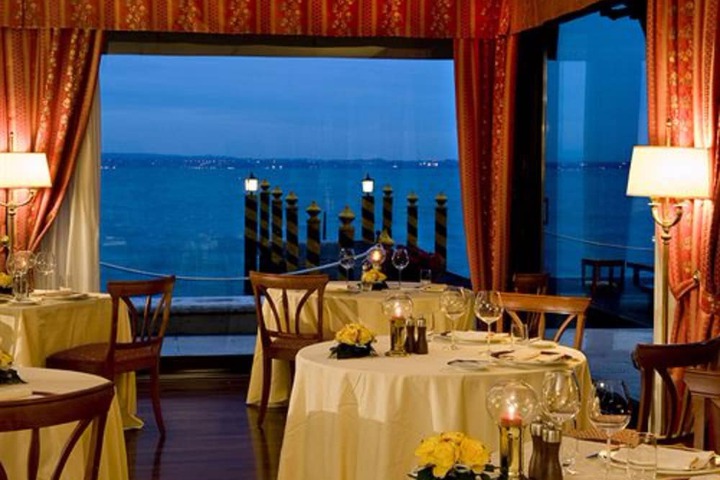 Dining 53 of 75
