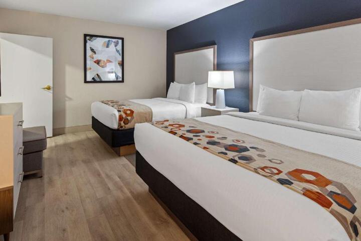 2 Queen Beds High Speed Internet Accessible Microwave and Refrigerator, Coffee Maker Iro (3 of 11)