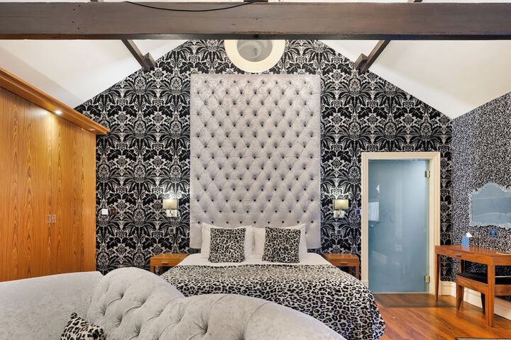 Room 71 of 242
