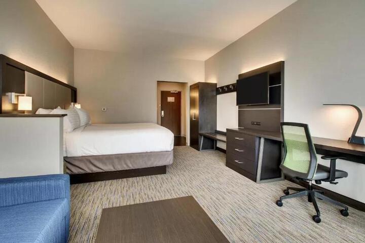 1 King Bed (2 of 12)