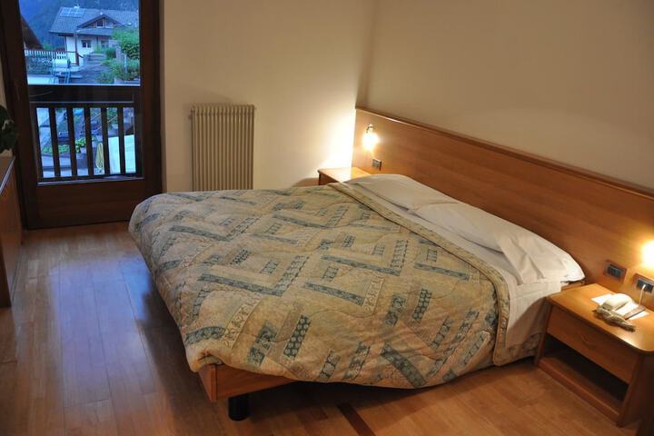 Room 6 of 24