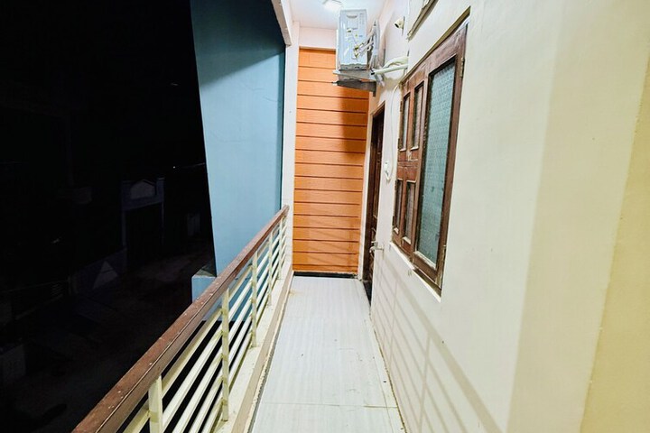 Room 7 of 18