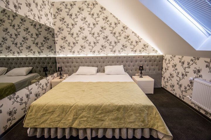 Room 10 of 66