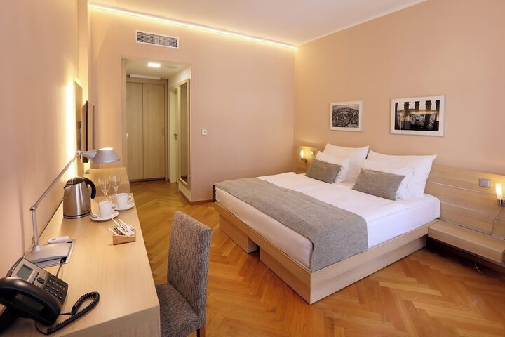 Room 27 of 71