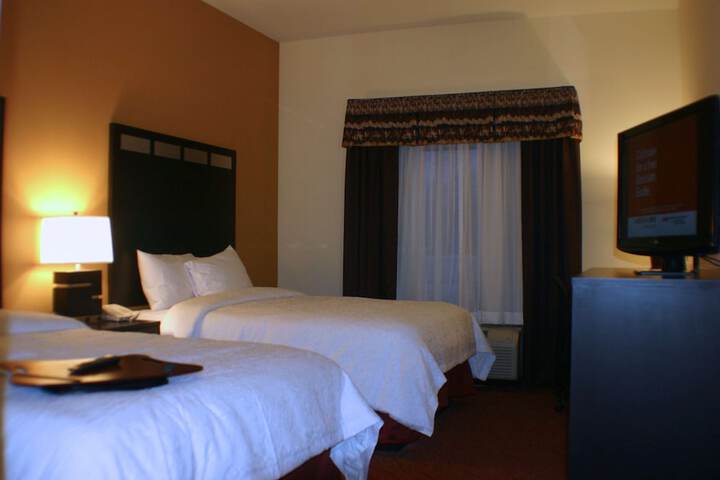 2 Queen Beds (2 of 12)