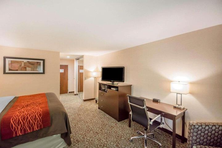1 King Bed (6 of 8)