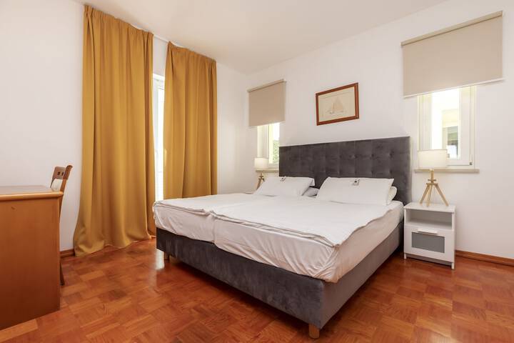 Room 8 of 99