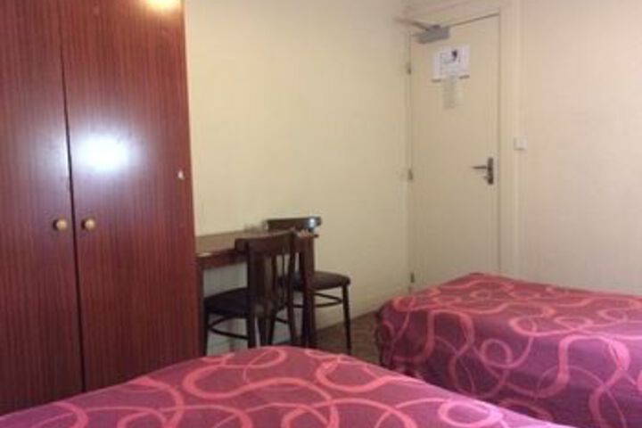 Room 10 of 28