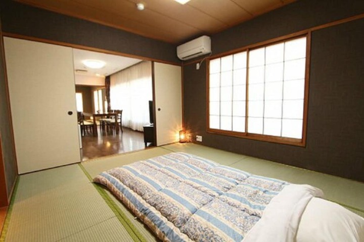 Room 6 of 25