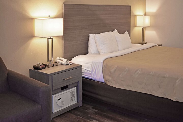 1 King Bed (2 of 18)
