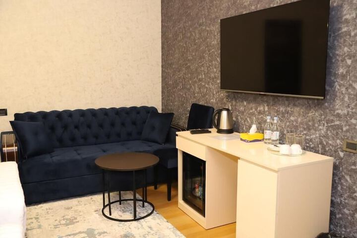 Room 10 of 25