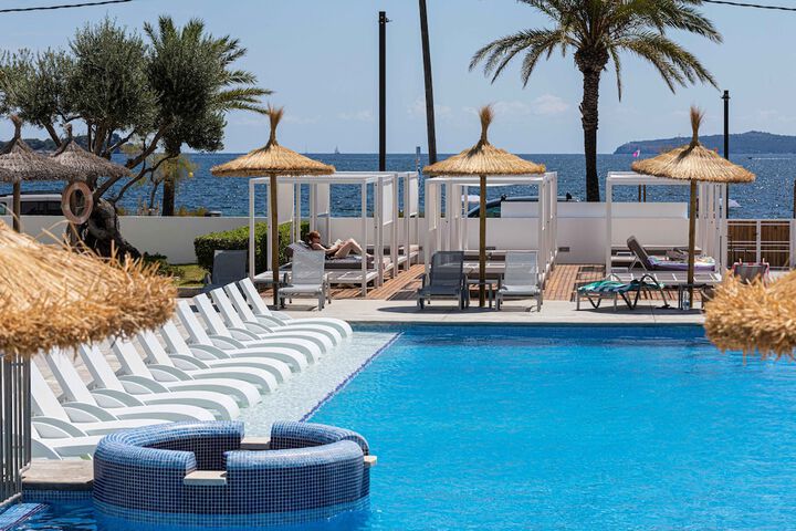 Hotel Pool