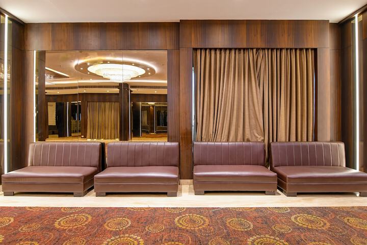Ballroom/Hall 92 of 117