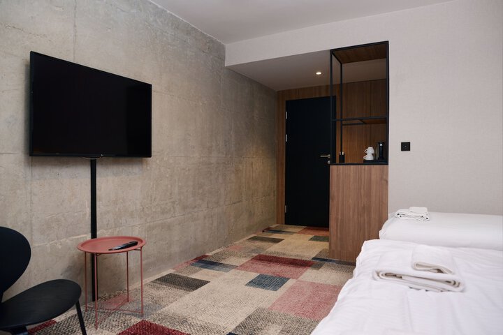 Room 6 of 82