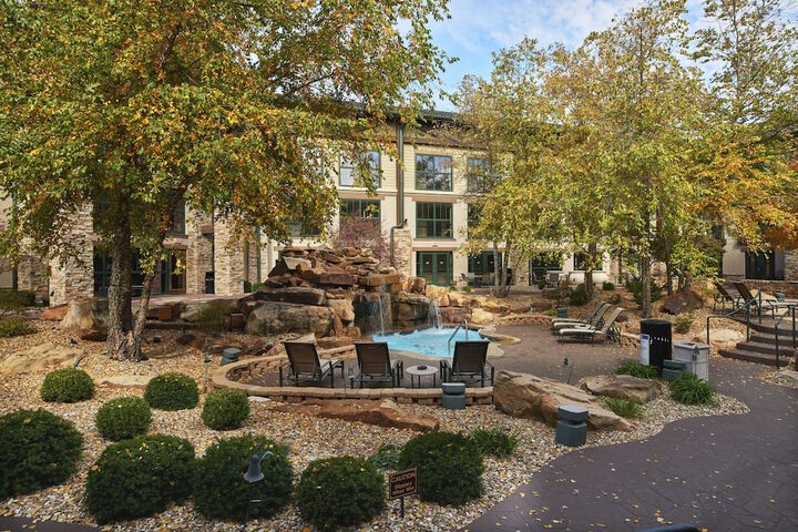 Hotel Exterior 40 of 44