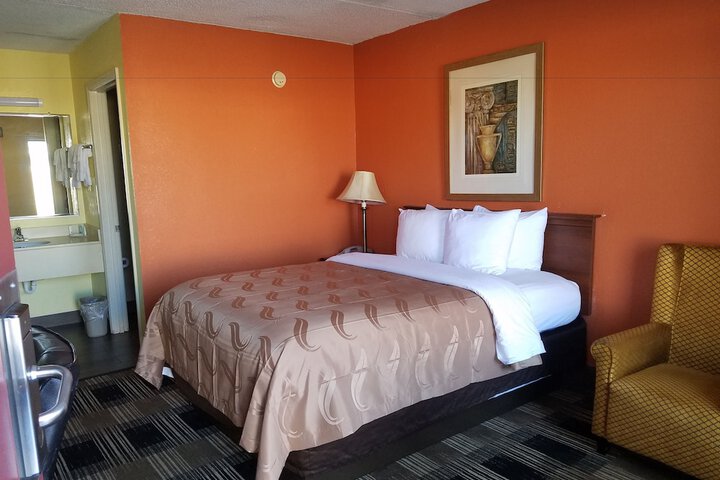 1 Queen Bed (10 of 23)