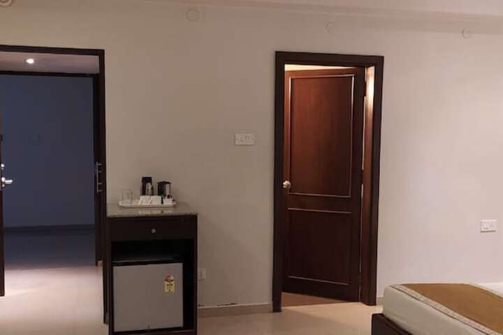 Room 16 of 34