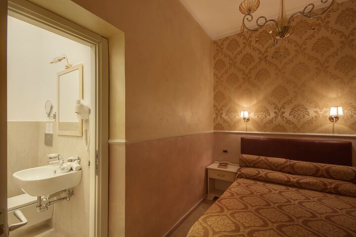 Room 5 of 33