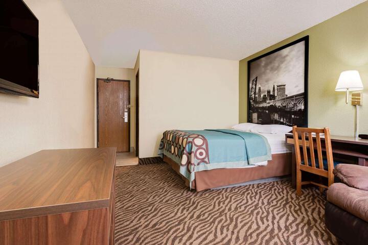 1 Queen Bed (5 of 12)