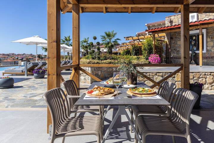 Akrolithos luxury suites
