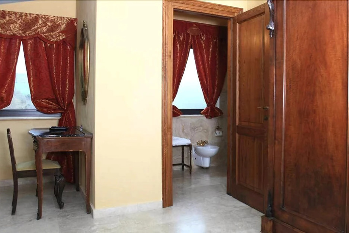 Room 4 of 16