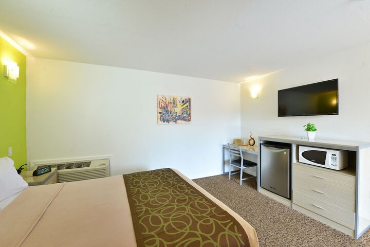 1 Queen Bed (13 of 15)