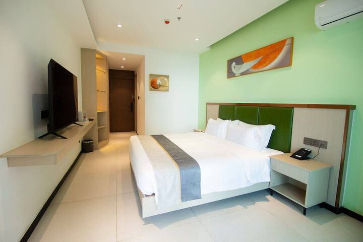 Room 8 of 16