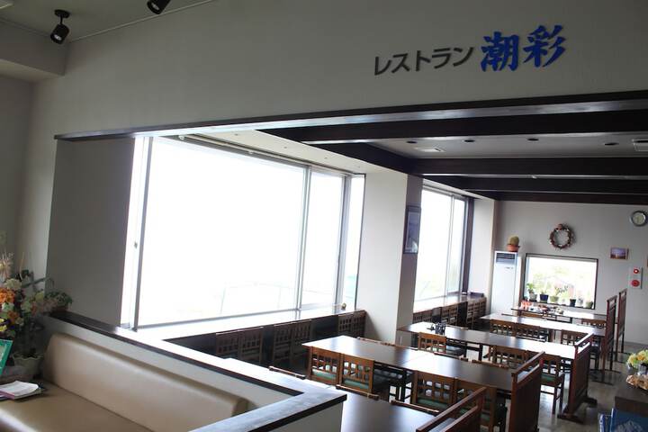 Dining 34 of 46
