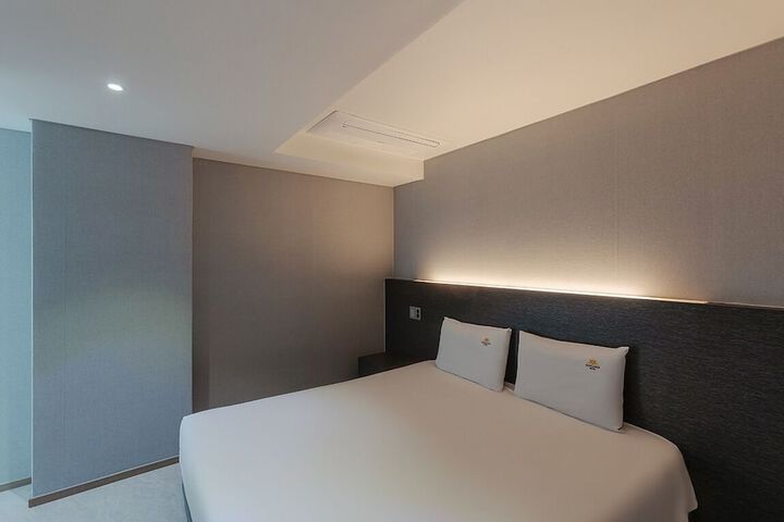 Room 12 of 124