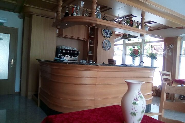 Lounge 19 of 37