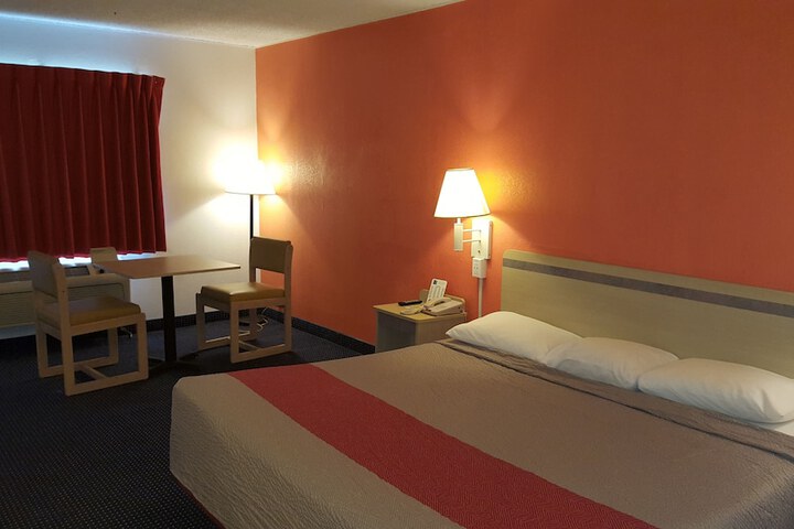 1 King Bed (1 of 8)