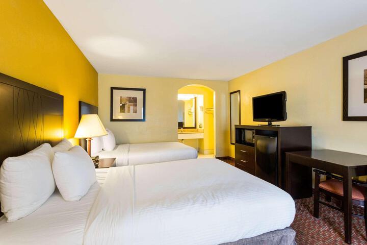 2 Double Beds (14 of 15)