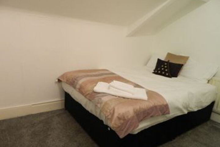 Room 5 of 9