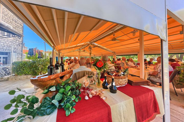 Dining 74 of 82