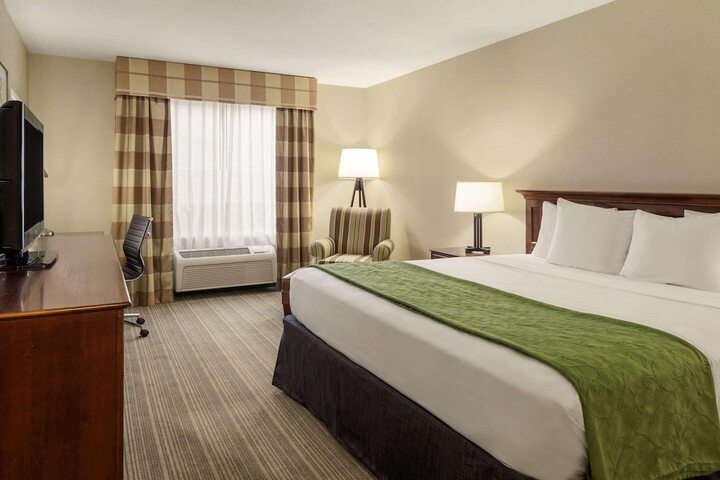 King Accessible Room (6 of 6)