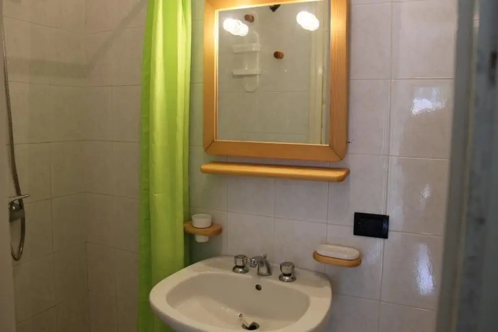 Room 5 of 7
