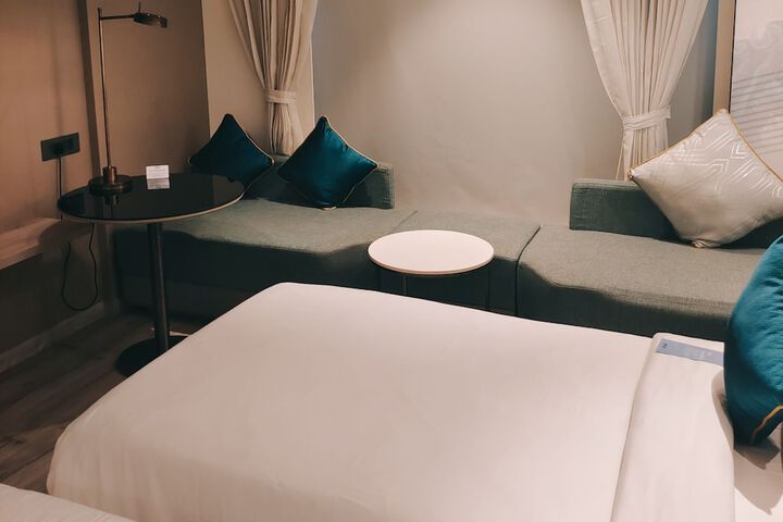 Room 10 of 29