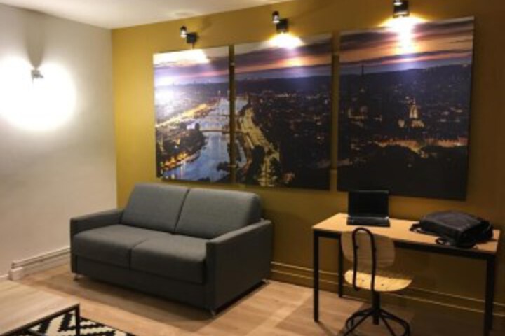 Lounge 7 of 16