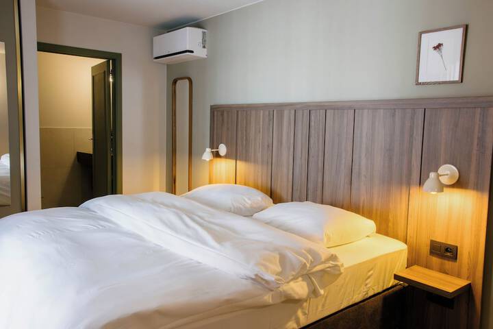 Room 10 of 32