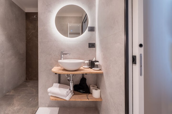 Room 32 of 49