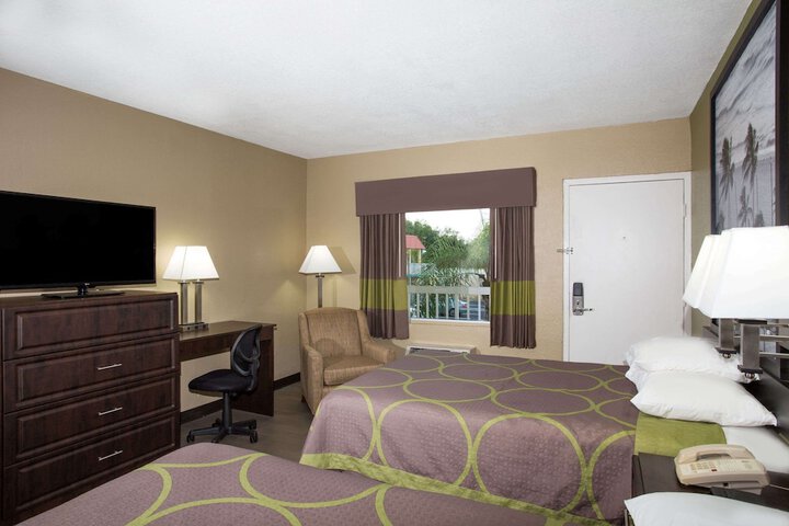 Deluxe Room 2 Double Beds Refrigerator, Microwave and Wetbar (3 of 9)