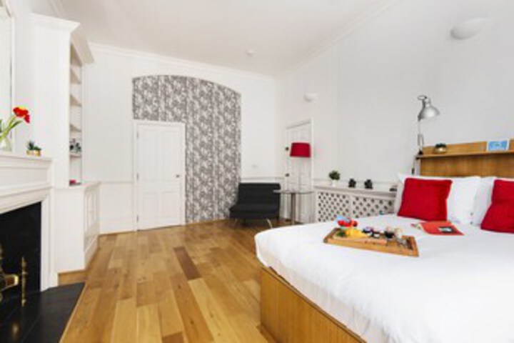 Room 10 of 18