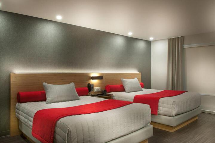 Queen Bed Building B (16 of 20)