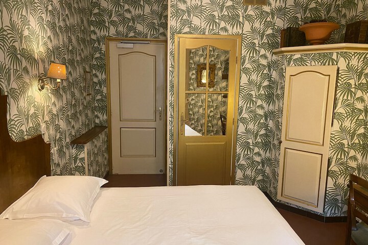 Room 30 of 107