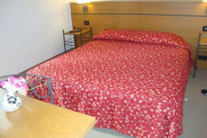 Room 9 of 13