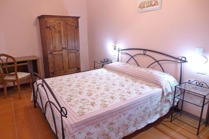 Room 6 of 33