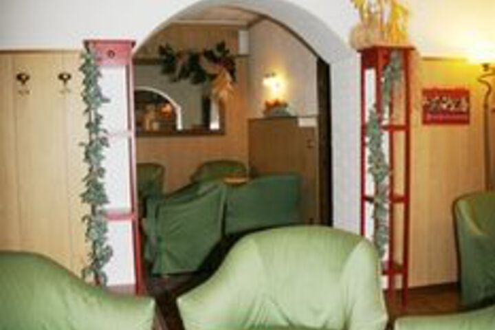 Lounge 48 of 54