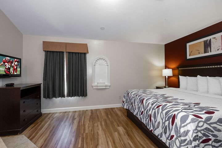 Suite King Bed Accessible (4 of 29)