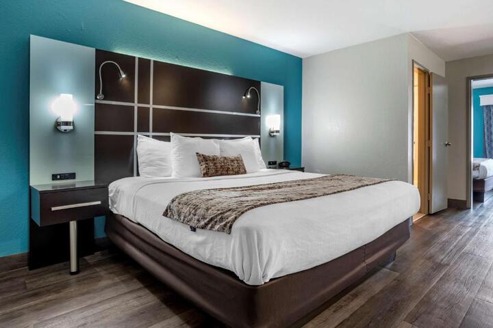 Suite 1 King Bed Microwave and Refrigerator WiFi Full Breakfast (3 of 21)
