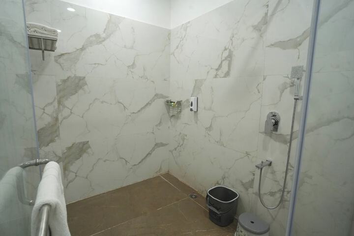 Room 10 of 13